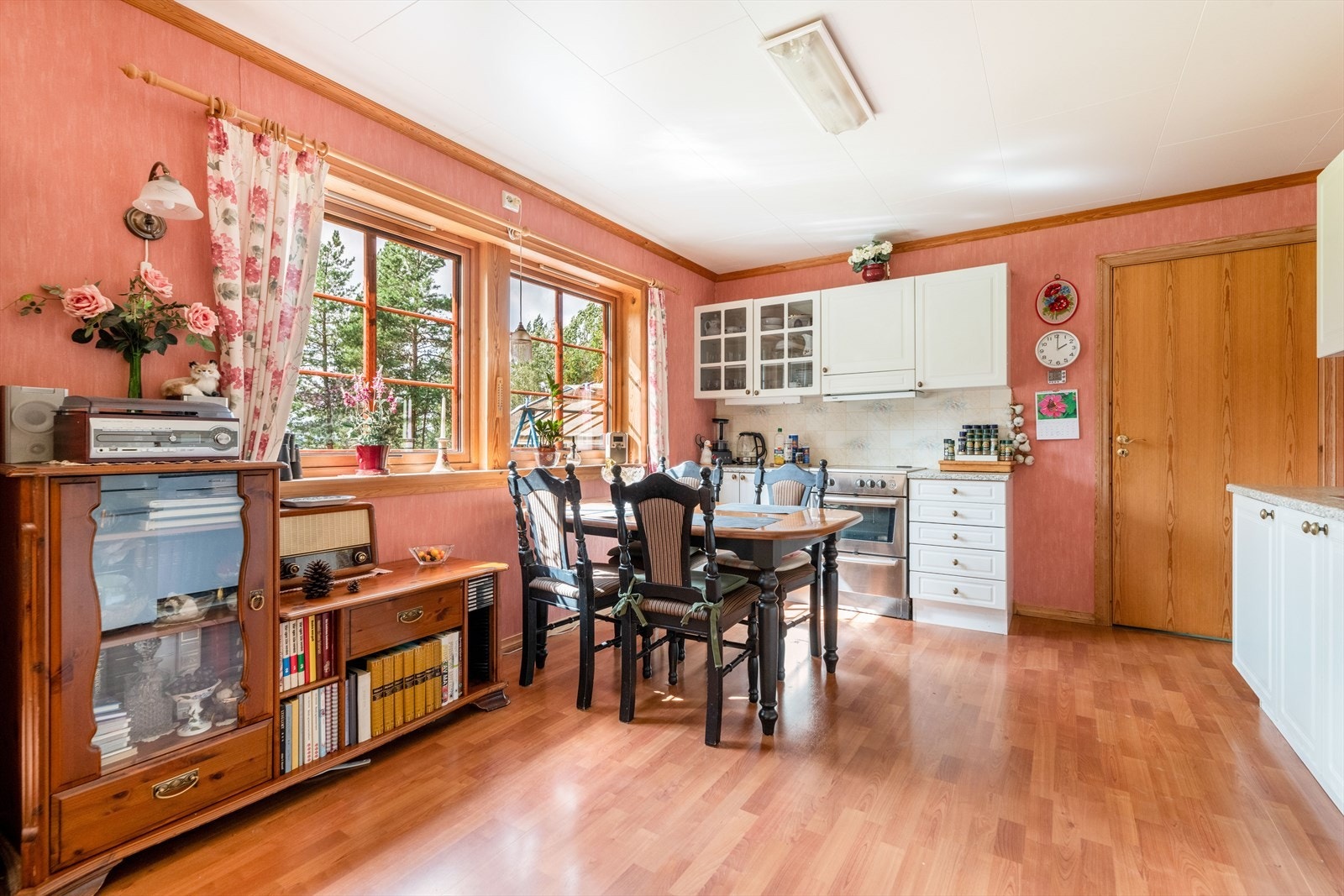 Kjøkkenet har Sigdal innredning med profilerte fronter og benkeplaten av laminat med nedfelt dobbel vask. Galleribilde