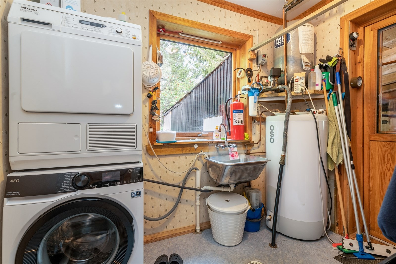 Vaskerommet innehar utslagsvask og opplegg for vaskemaskin. Galleribilde