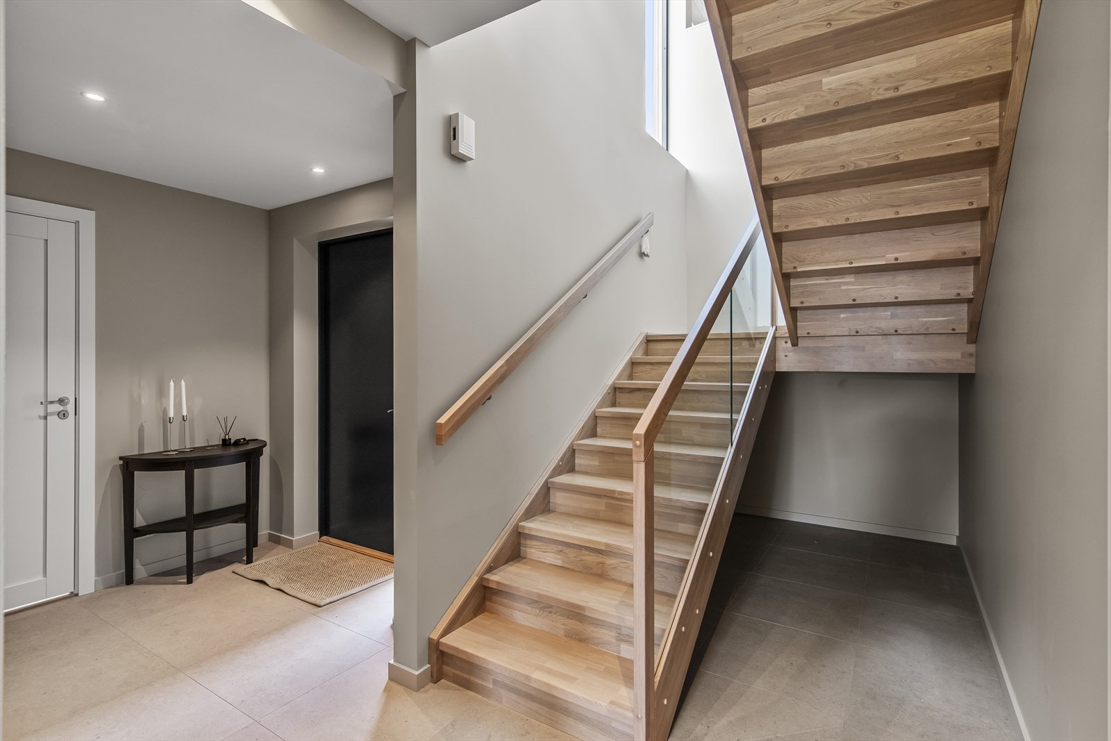 En praktisk og luftig planløsning som i begge etasjer gjør hverdagen til en drøm! Galleribilde