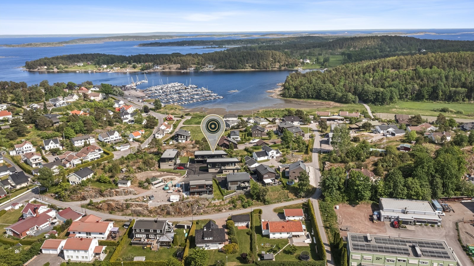 Eiendommen har en en flott beliggenhet i et veletablert og pent villaområde på Knarberg med utsyn mot sjøen og en kort spasertur til båthavn og bademuligheter. Galleribilde