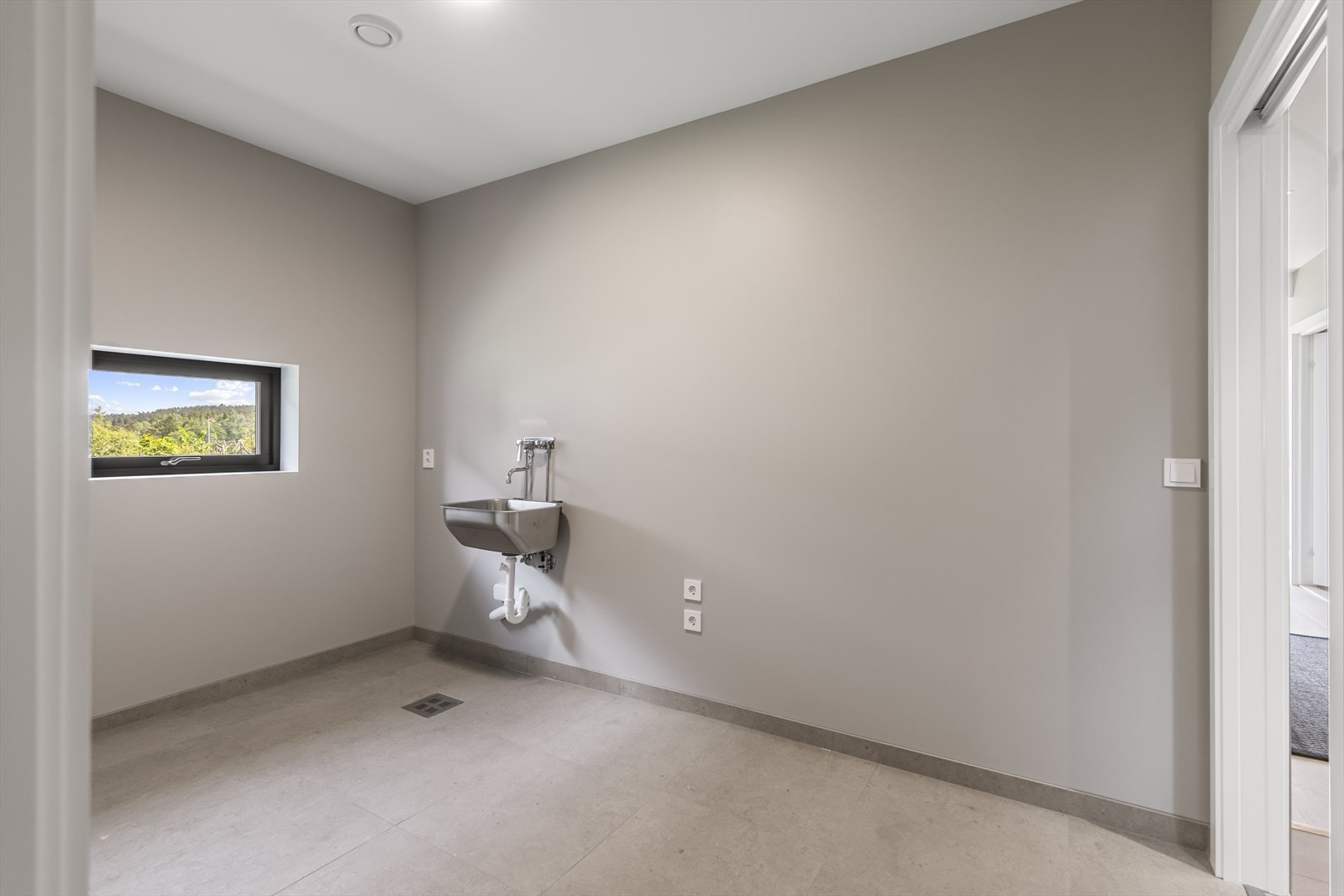 Her kan man innrede rommet som en ønsker med både skap- og benkeplass etter smak og behag! Galleribilde