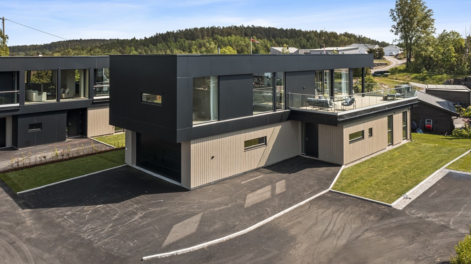 Nyoppført, rålekker enebolig beliggende på toppen av Mallaåsen med sjøutsikt, fantastiske solforhold og sjønært. Galleribilde