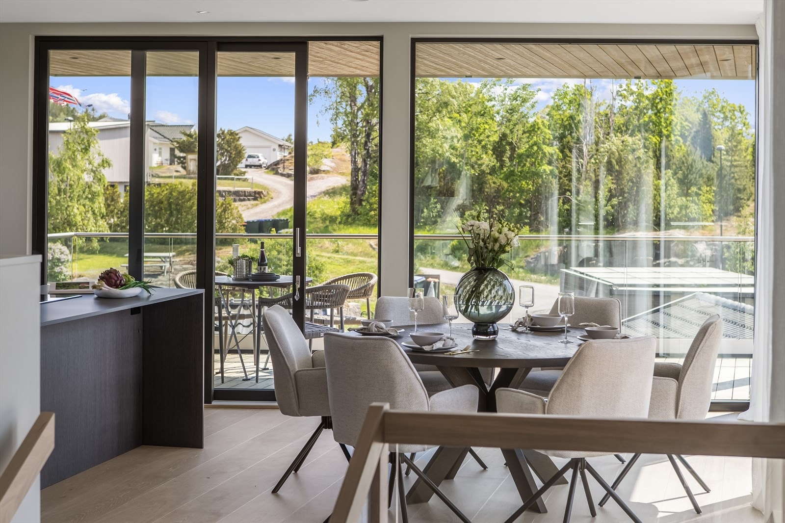 De ekstra store vindusflatene kommer raskt til synet også i dette rommet med vinkelformet utførelse som oppleves veldig positivt. Galleribilde