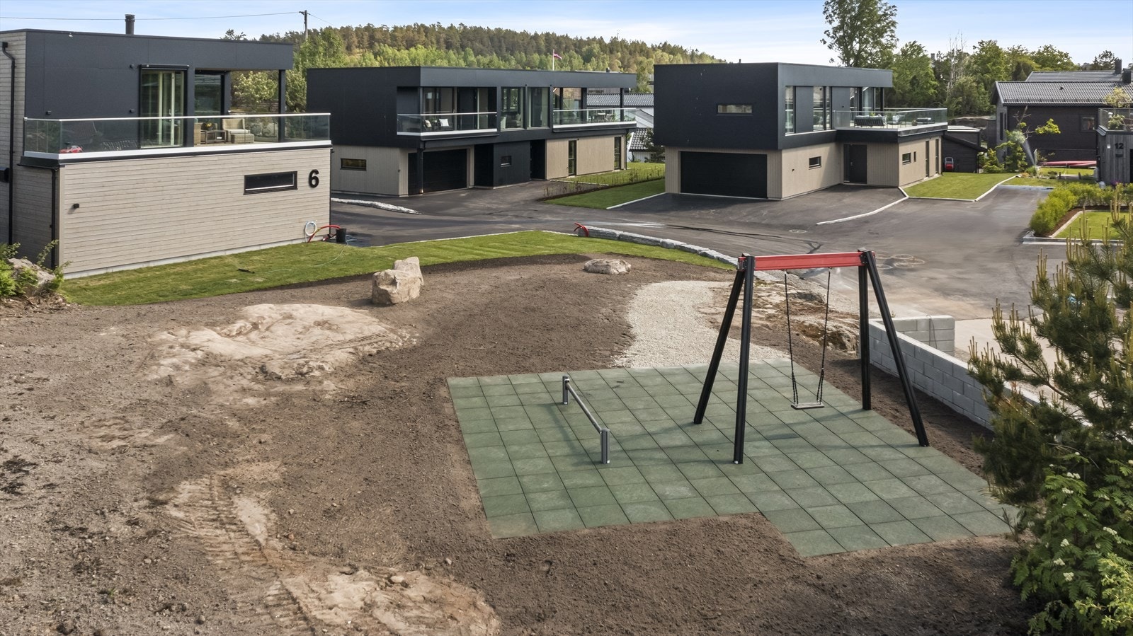 Barnevennlig område med lekeplass rett utenfor døren. Galleribilde