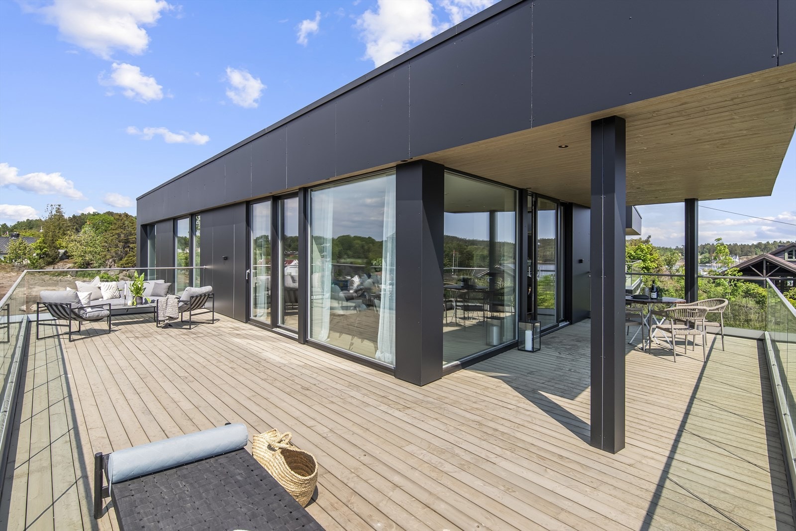 Fra stuen er det utgang til flott balkong som strekker seg langs to av boligens sider. Galleribilde