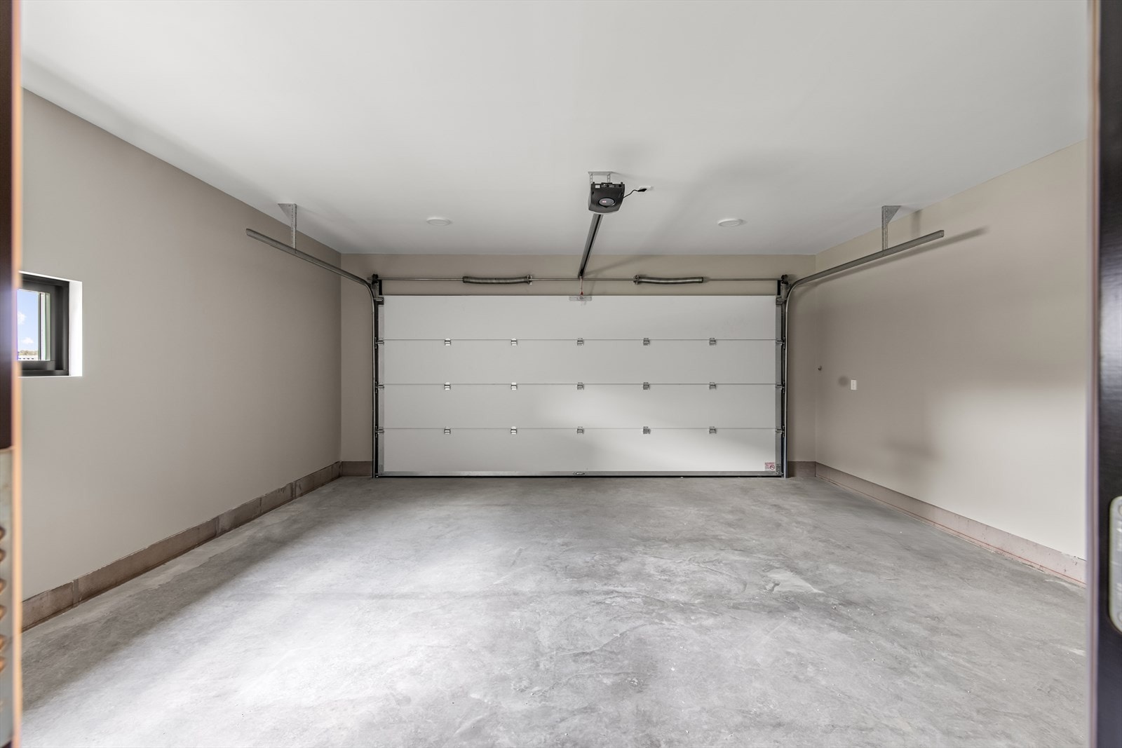 Den doble garasjen er fullisolert med dobbelport og god plass til innredning eller lagring. Galleribilde