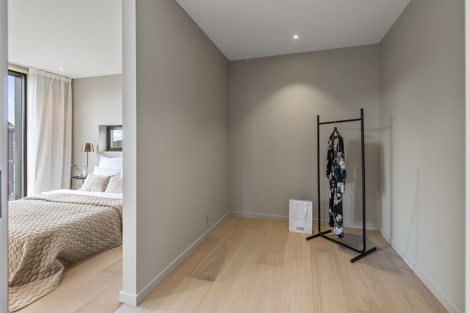 Mastersuiten har eget walk in closet. Galleribilde