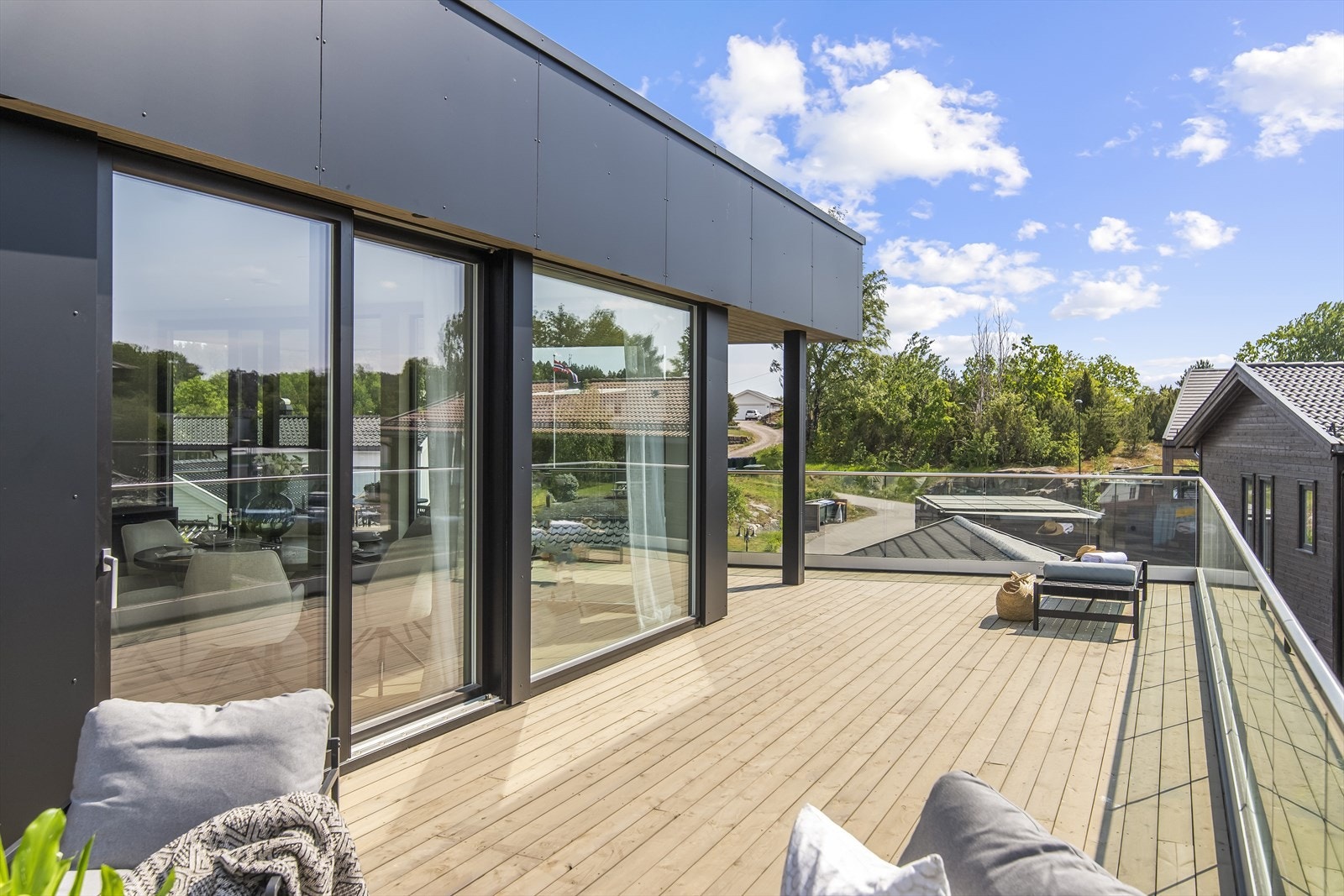 Denne store uteplassen på hele 55 kvm. har plass til flere soner, samt takoverbygget som forlenger utesesongen betraktelig! Galleribilde