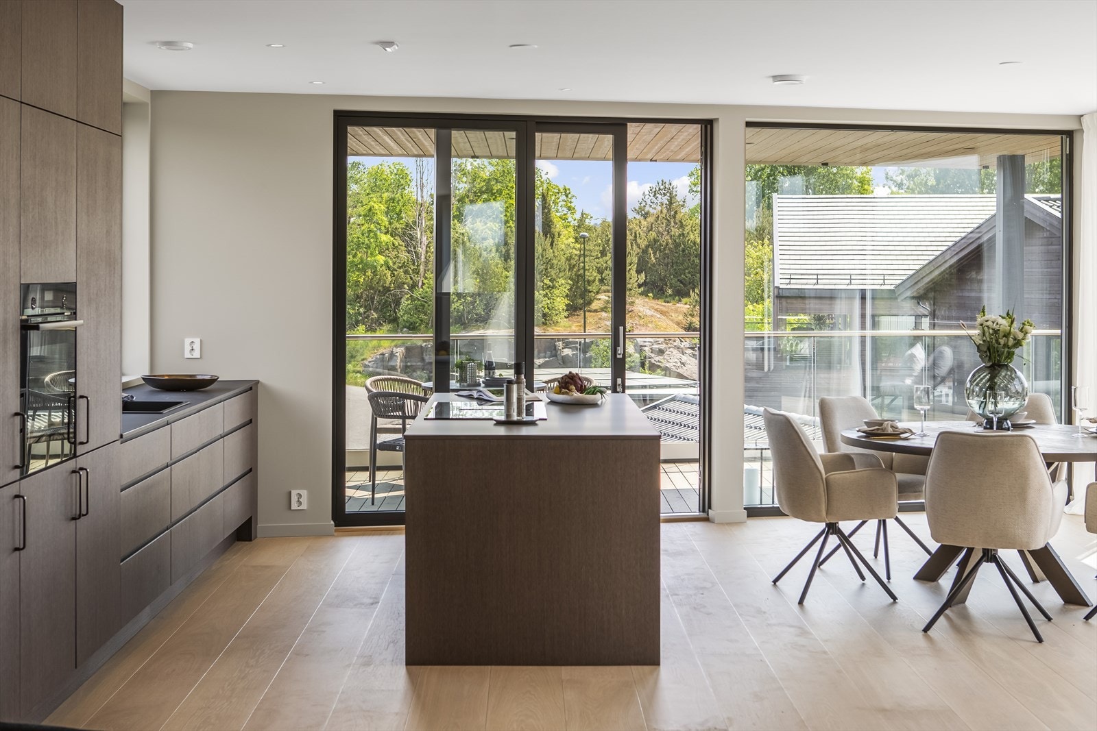 Fra spisestuen/ kjøkkenet har man en skyvedør i helglass som tar deg ut til en fantastisk, delvis overbygget terrasse som byr på både sjøutsikt og nydelige solforhold. Galleribilde