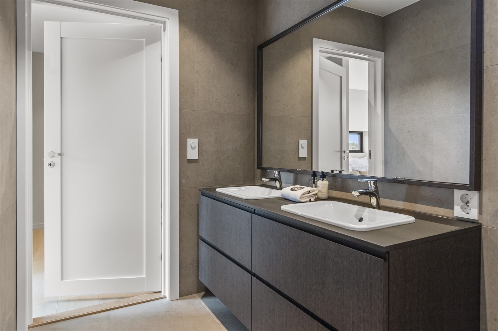 Badet har dobbelservant i plassbygget innredning som står i stil til resterende. Galleribilde