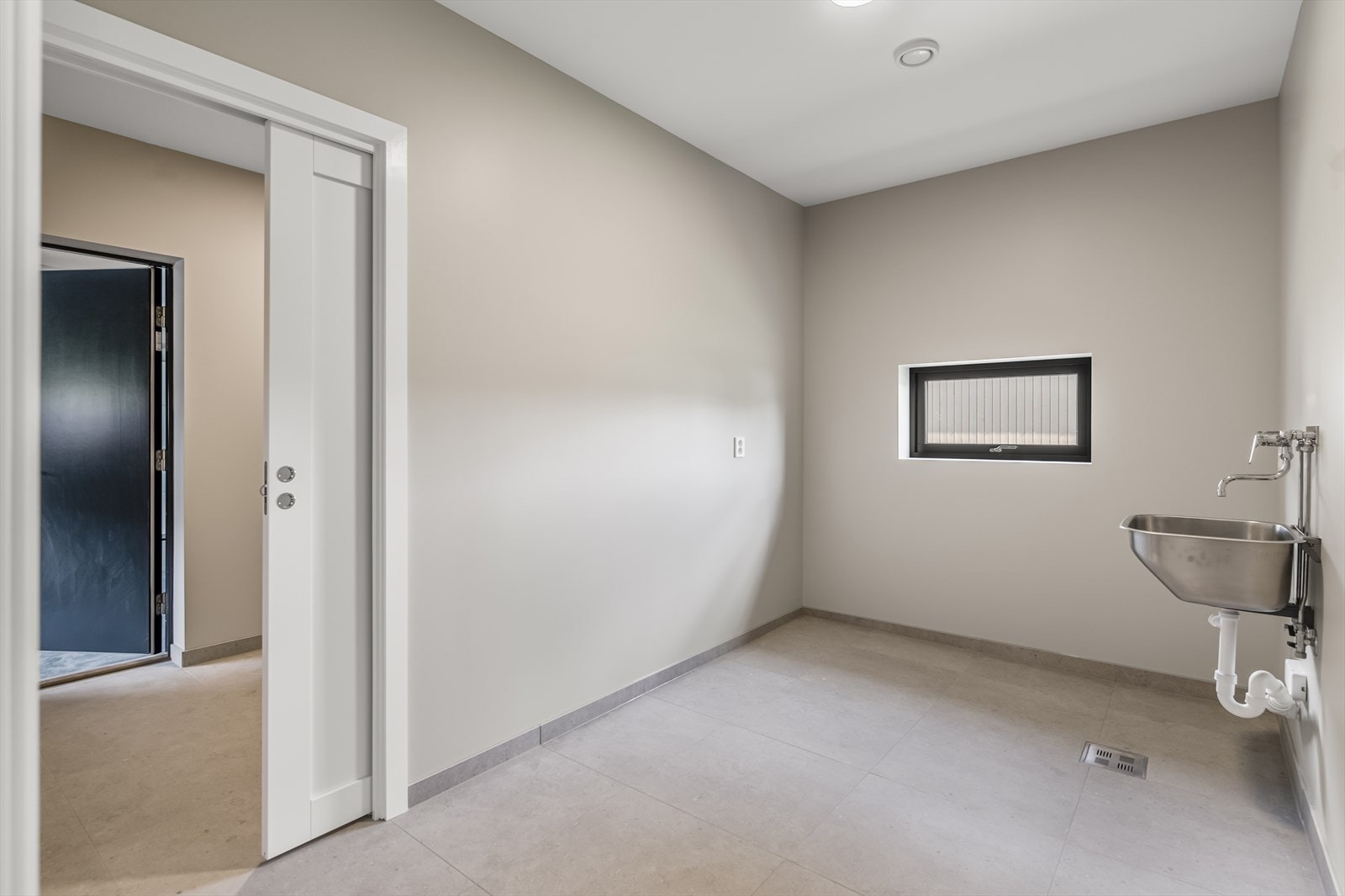 Romslig vaskerom med flislagte overflater, gulvvarme og gode innredningsmuligheter. Galleribilde