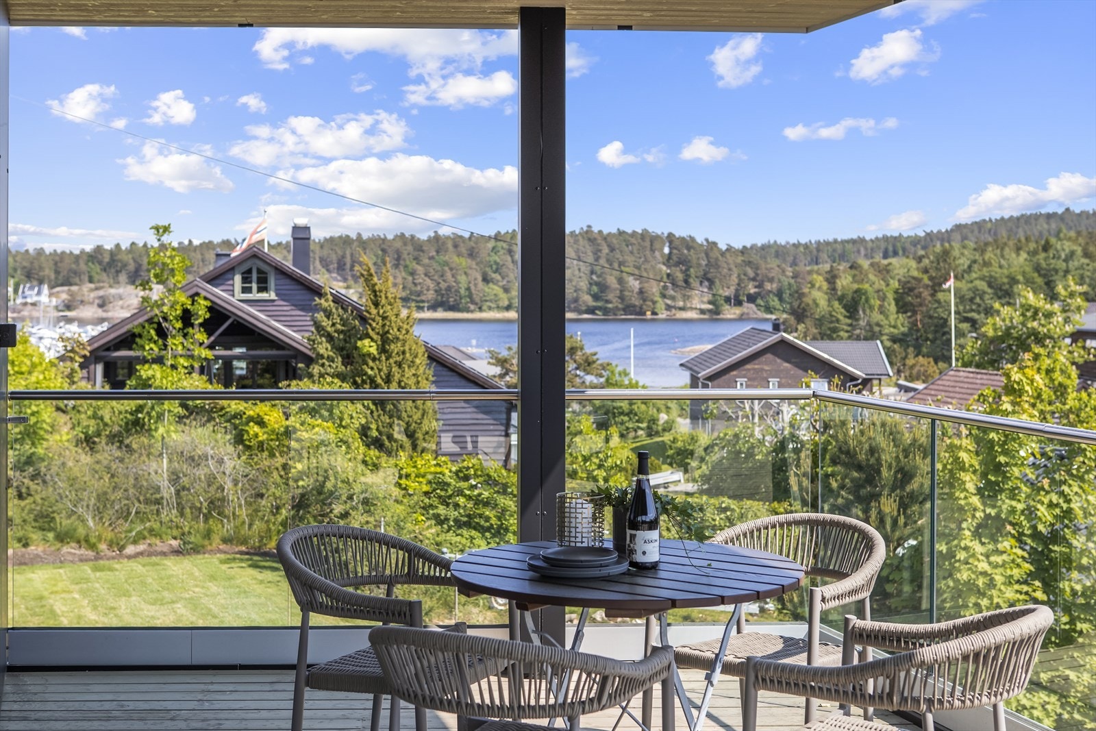 Herfra er det nydelig utsyn mot Knarberg og fjorden. Galleribilde