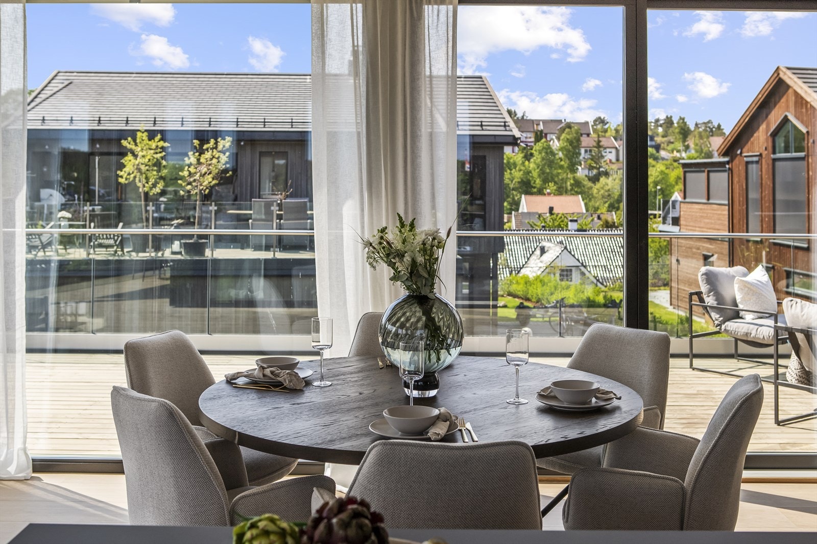 Dette sosiale allrommet legger alt til rette for dager fylt med sosiale sammenkomster og hyggelige hverdager. Galleribilde