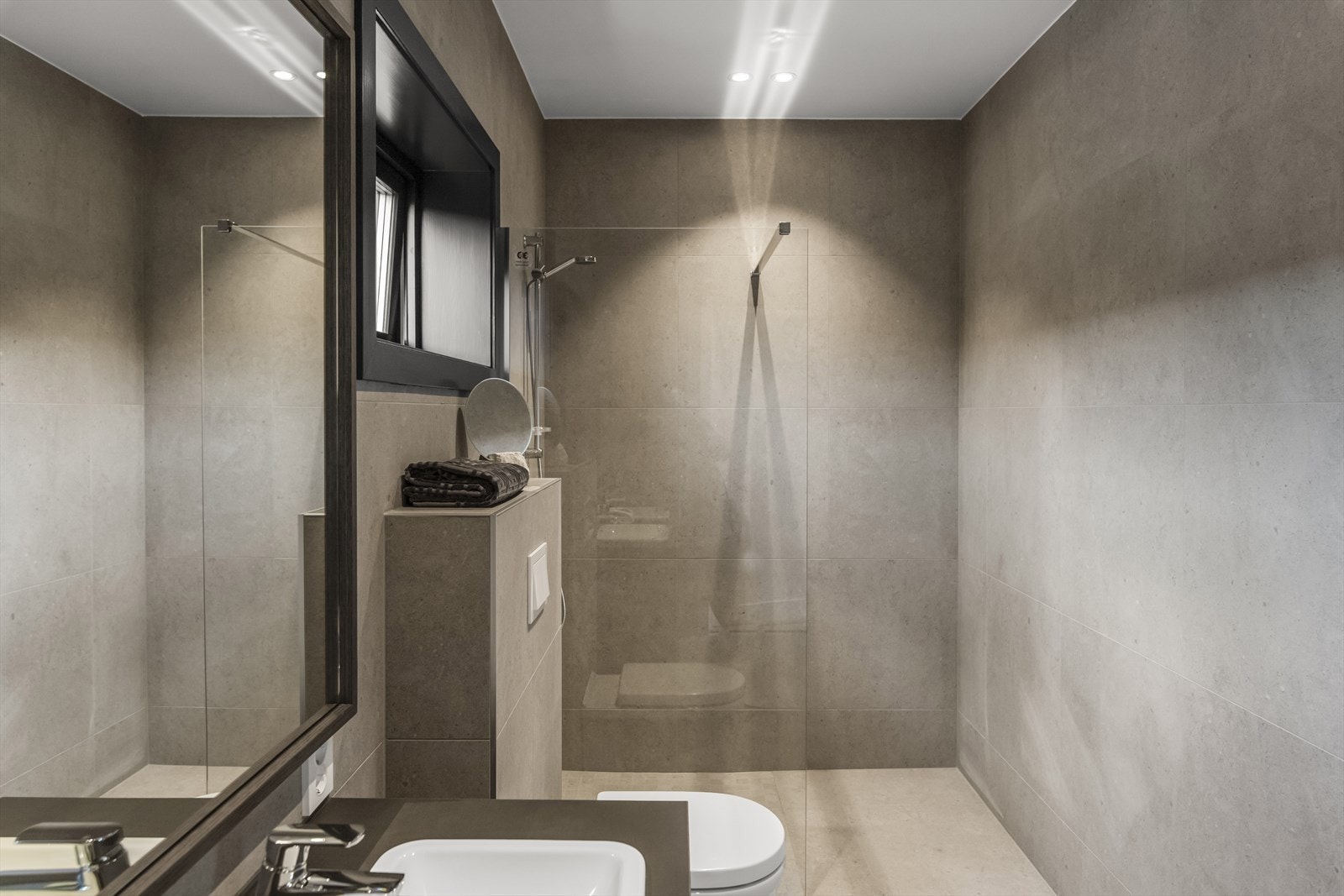 Moderne og lekkert bad med flislagte overflater. Galleribilde