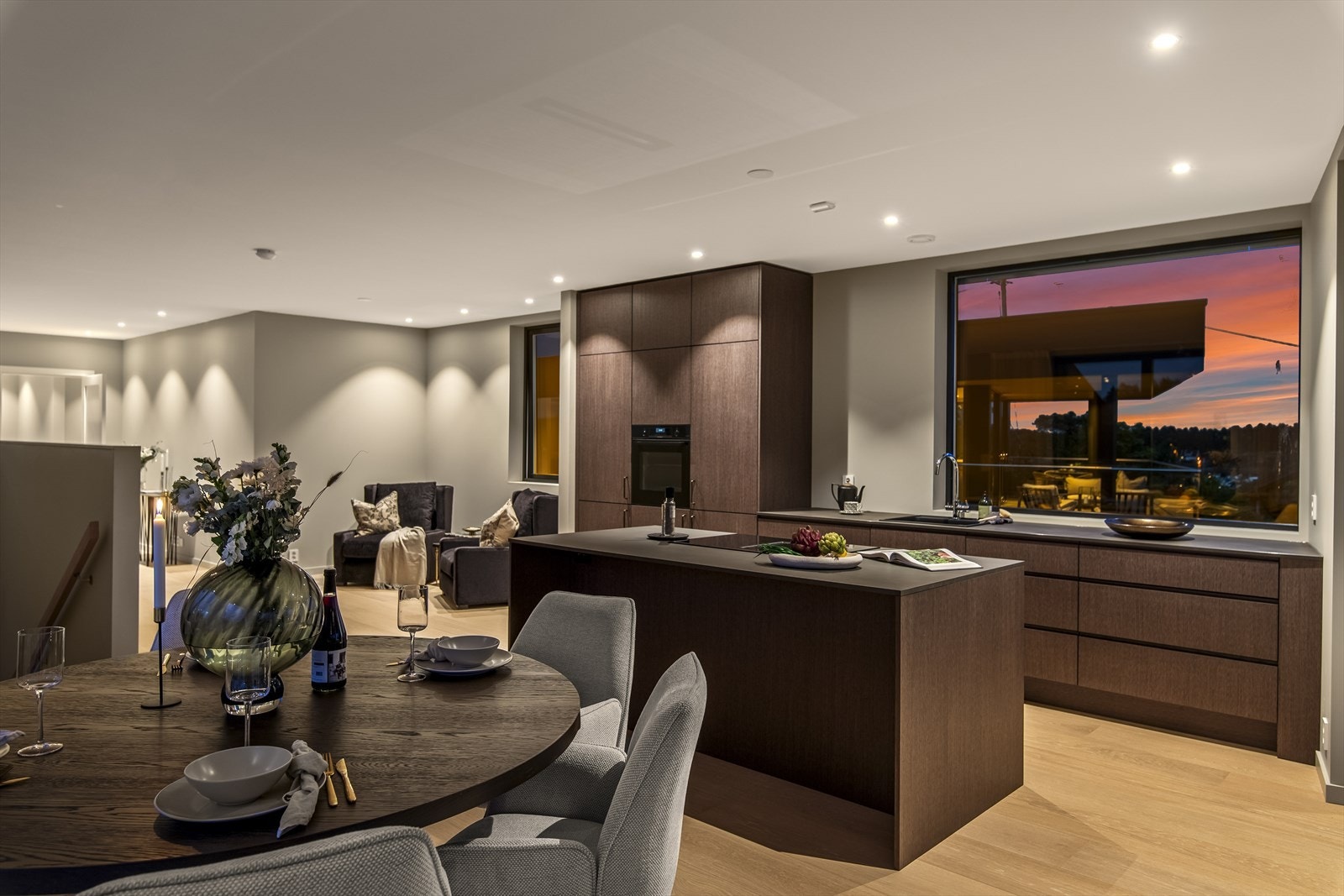 Gjennomført moderne og høy standard med eksklusive materialvalg og smakfulle farger og innredning. Galleribilde