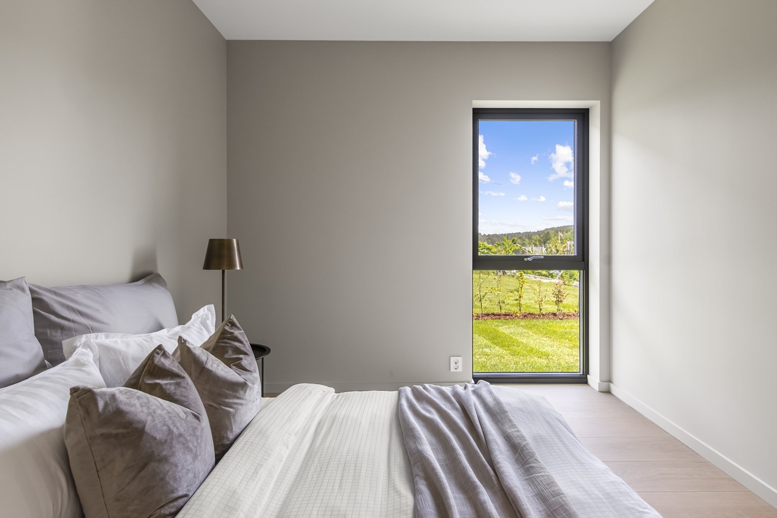 Her legger man raskt merke til det stilfulle enstavs-gulvet som går igjen i alle rommene. Galleribilde