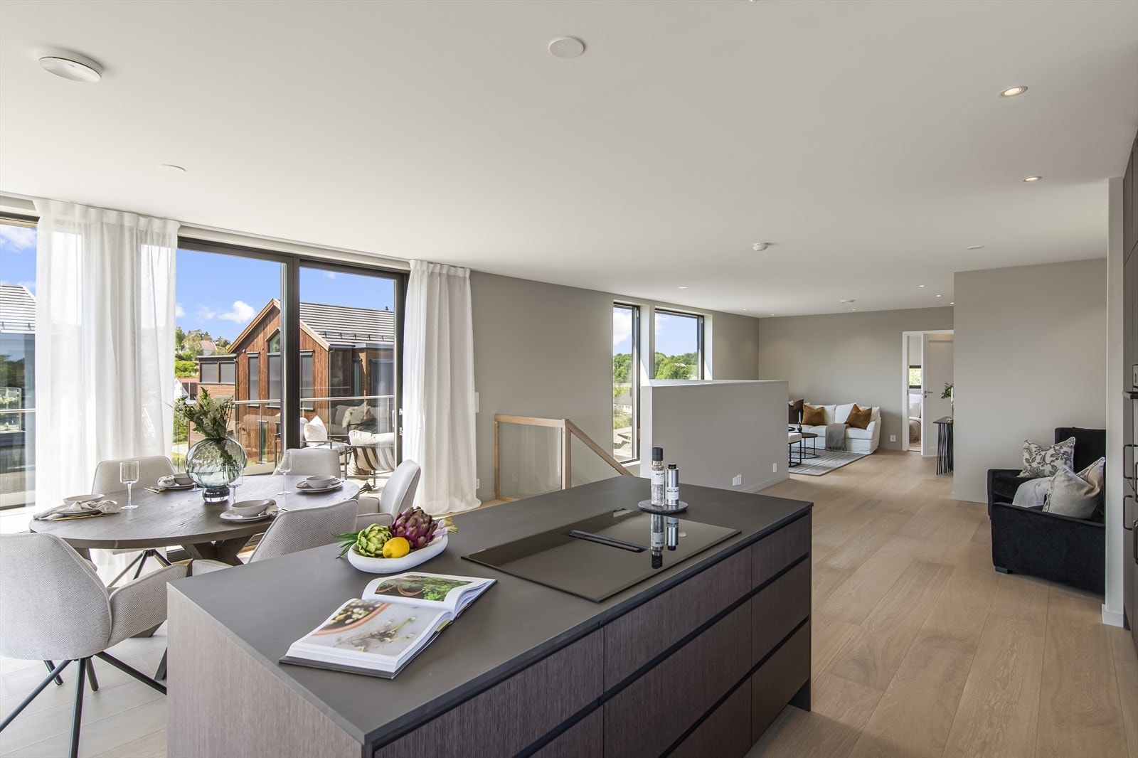 Man kommer så opp i boligen hovedetasje hvor en raskt blir betatt av en åpen og lys planløsning med store vindusflater i alle retninger. Galleribilde