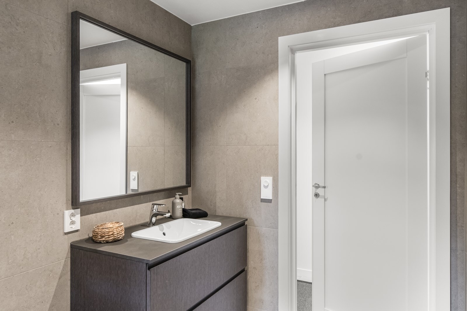 Plassbygget og spesiallaget innredning som står i stil til skapene i gangen gir et gjennomgående lekkert inntrykk! Galleribilde