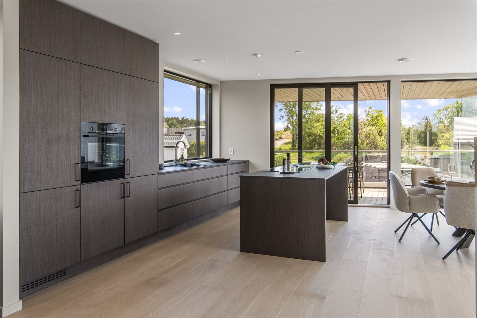 Kvaliteten oppleves i skuffer med heltre bestikkdeler, smakfulle håndtak, sosial øyløsning og Bosch hvitevarer som platetopp med int. vifte, stekeovn, oppvaskmaskin og kombiskap med kjøl og frys. Galleribilde