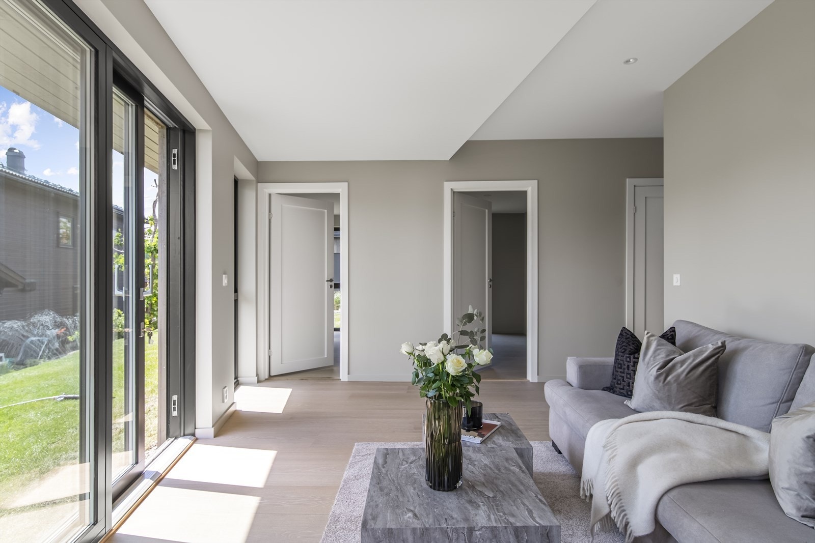 Her legger man også merke til den ekstra takhøyden i etasjen som gir en helt egen romfølelse og luftighet. Galleribilde