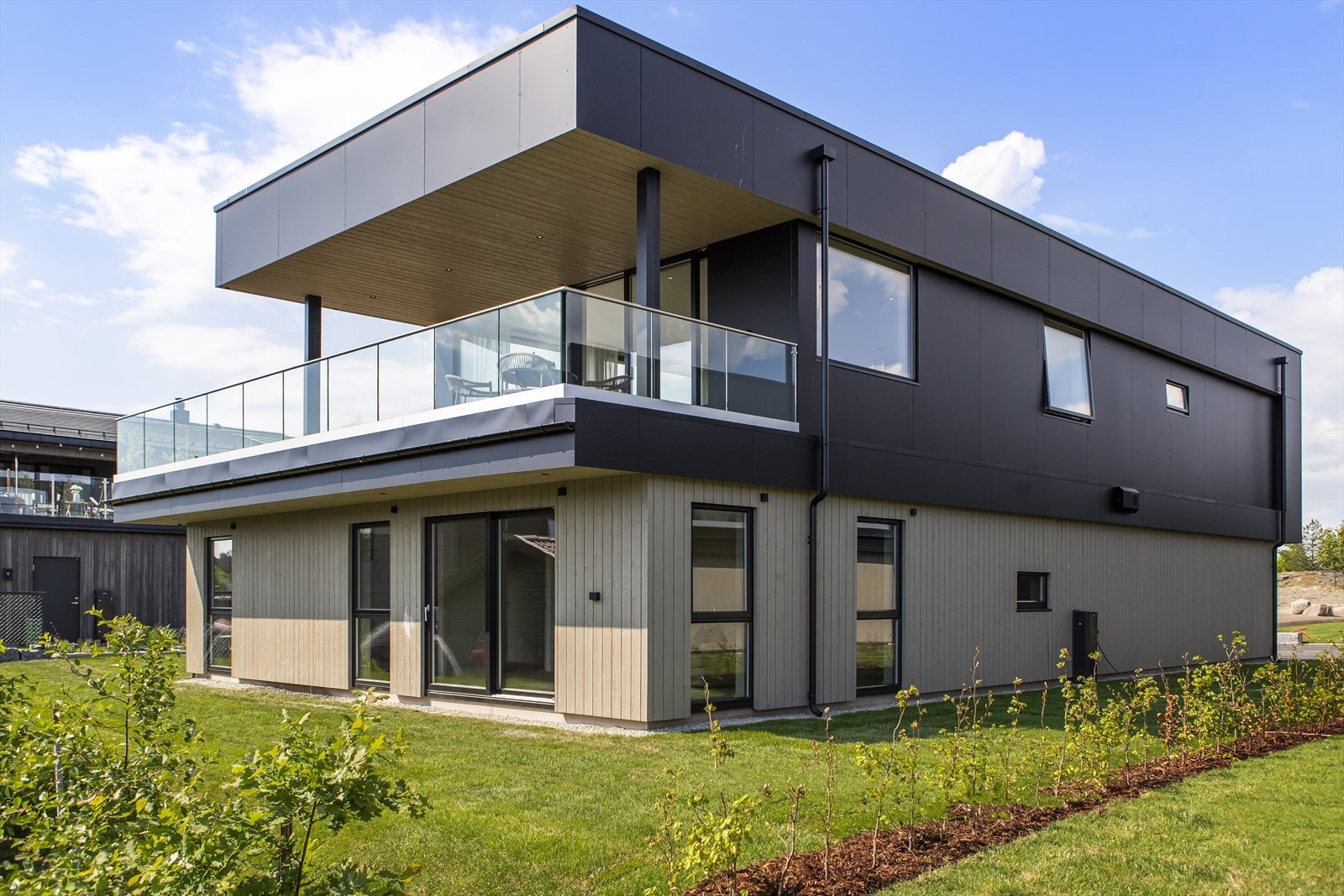 Meget fordelaktig beliggenhet med bl.a. flott sjøutsikt, sjønært og fantastiske solforhold i et av Nøtterøys mest attraktive boligområde. Galleribilde