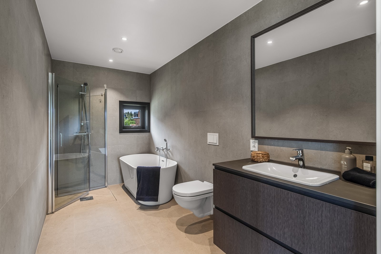 Badet viderefører stilen i gangen med samme flislagte overflater både på gulv og vegger. Galleribilde