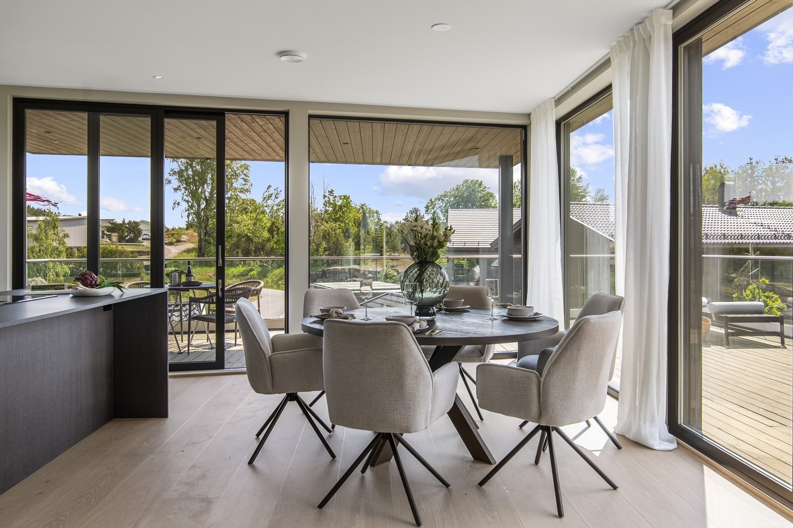 Legg også merke til den ekstra takhøyden og de ekstra høye gulv til tak vinduene som gir et meget godt inntrykk! Galleribilde