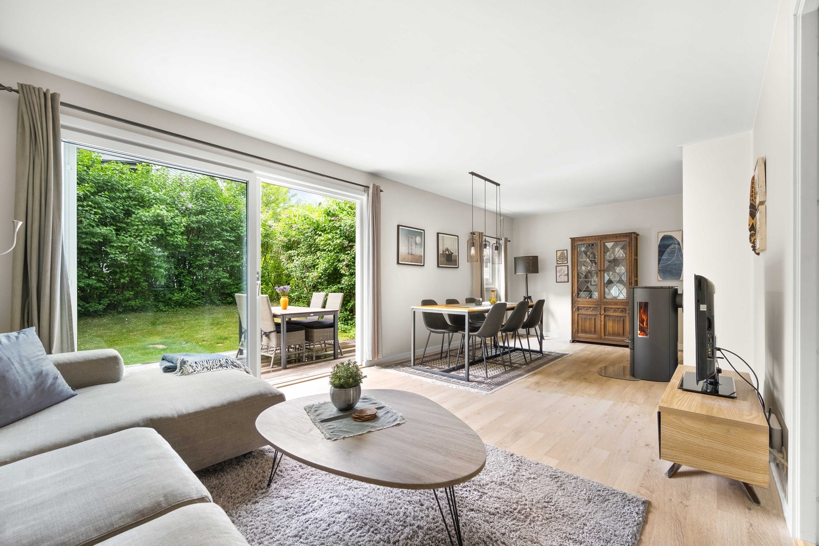 Utgang fra stue til stor terrasse og hage. Galleribilde