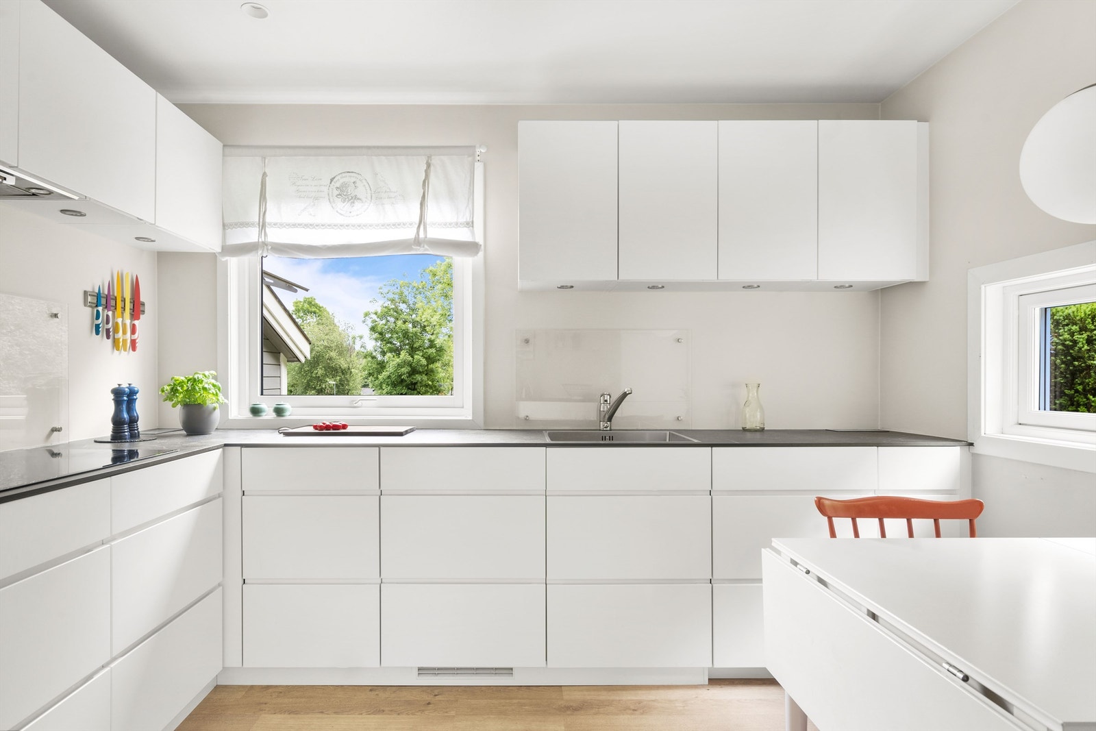 Hyggelig plass til spisebord på kjøkken, hvor morgensolen skinner inn. Perfekt sted for morgenkaffen og frokosten. Galleribilde