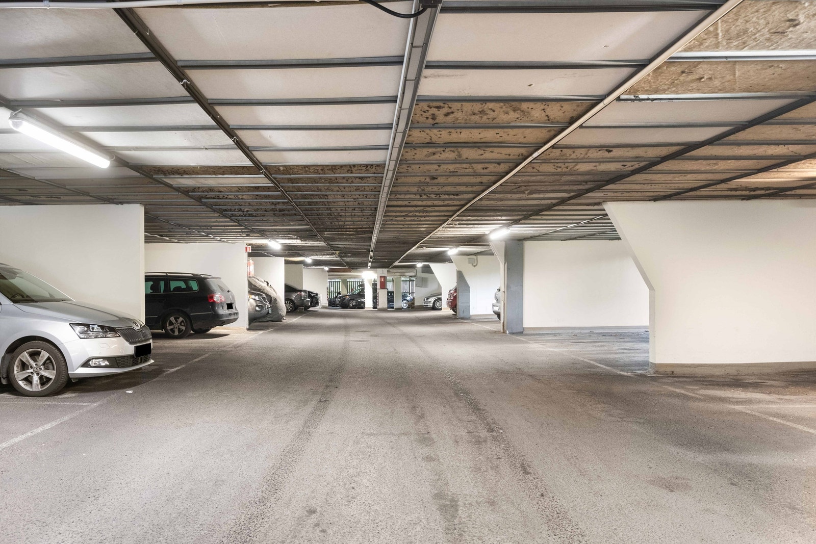 Boligen disponerer en garasjeplass i felles garasje. Det gjøres oppmerksom på at dagens parkeringsløsning er etablert på borettslagets fellesareal, og at parkeringsplassene således ikke eies av den enkelte andelseier. Galleribilde