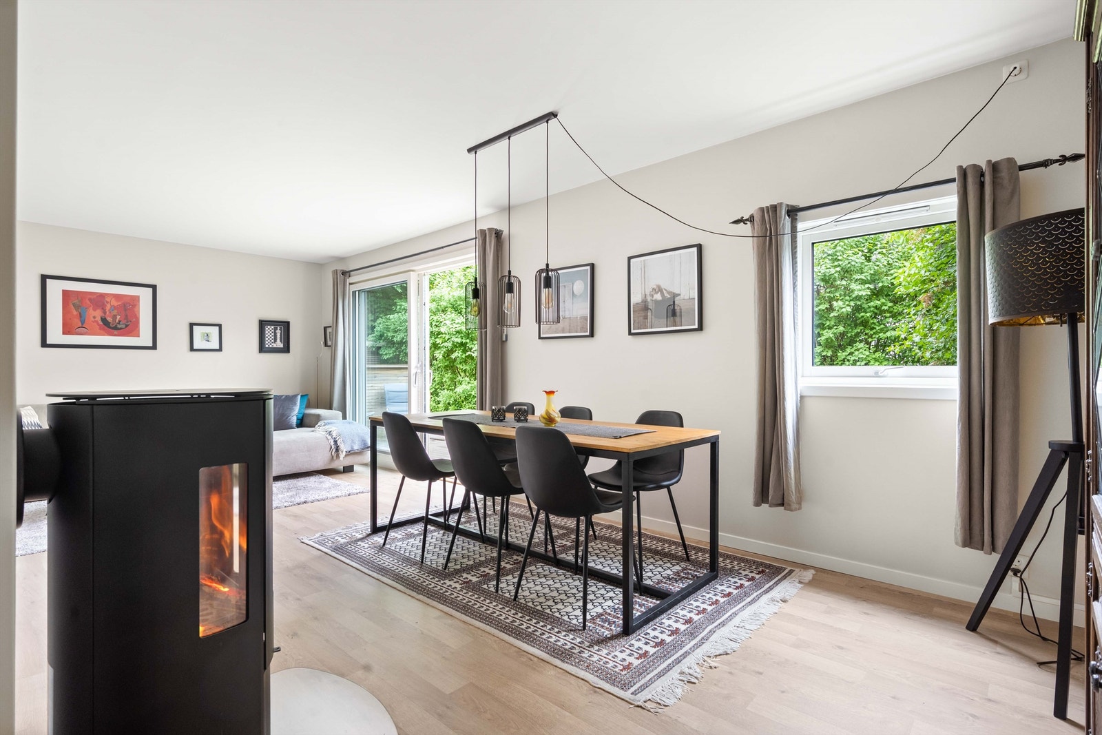 Inn igjen til stue. Plass til både spisestue og sofakrok. Galleribilde