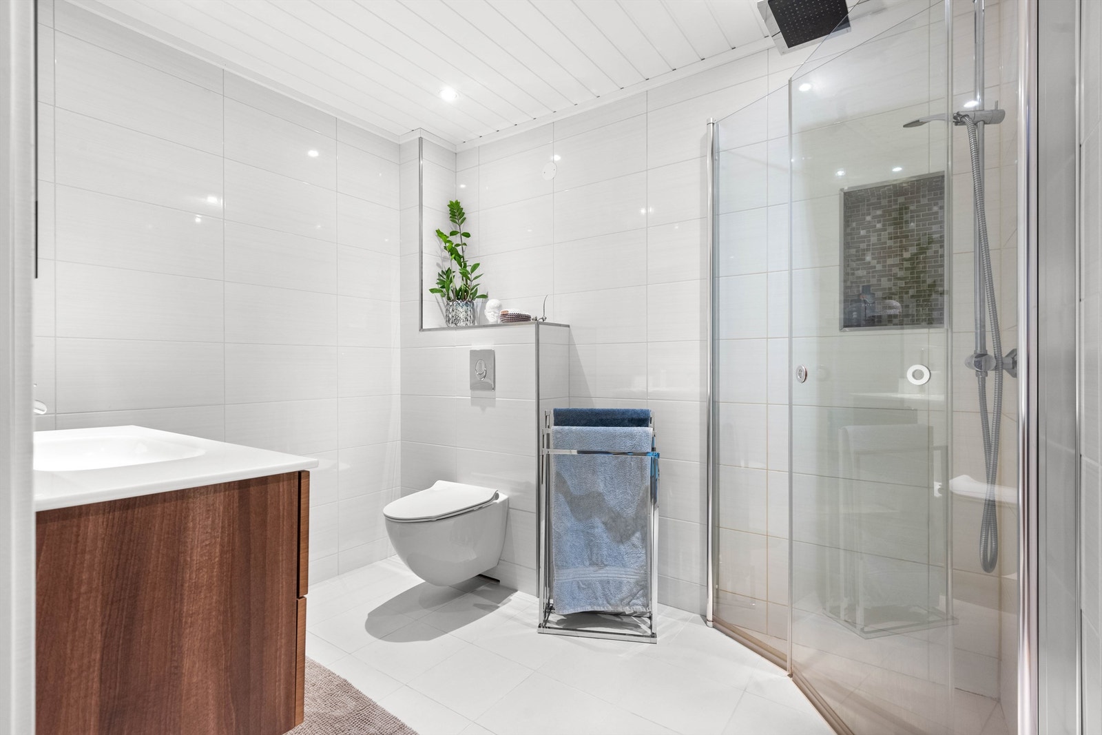 Ellers er det et baderom i 1. etg. Badet ble pusset opp 2013. Galleribilde