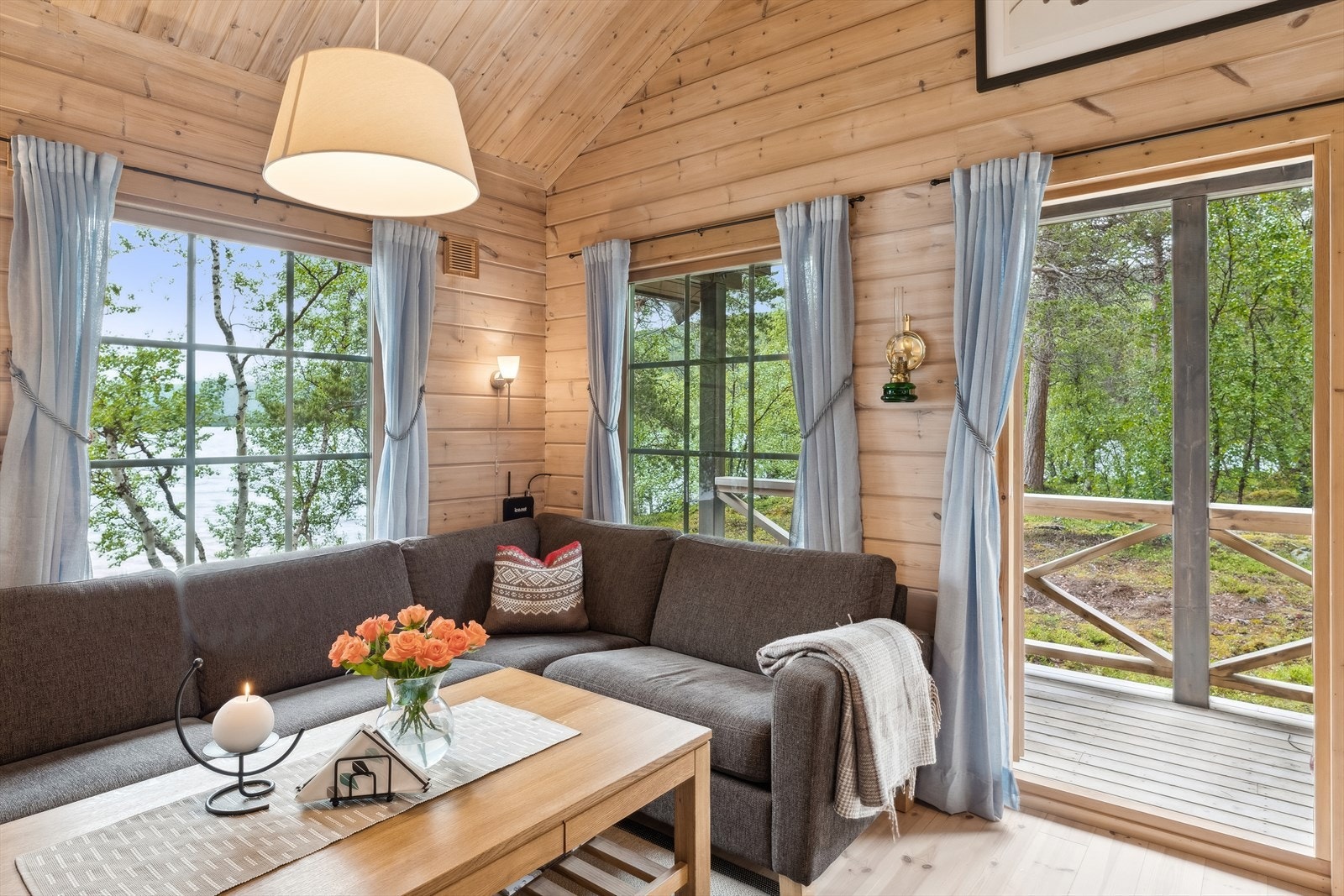 Direkte utgang til overbygd terrasse. Galleribilde