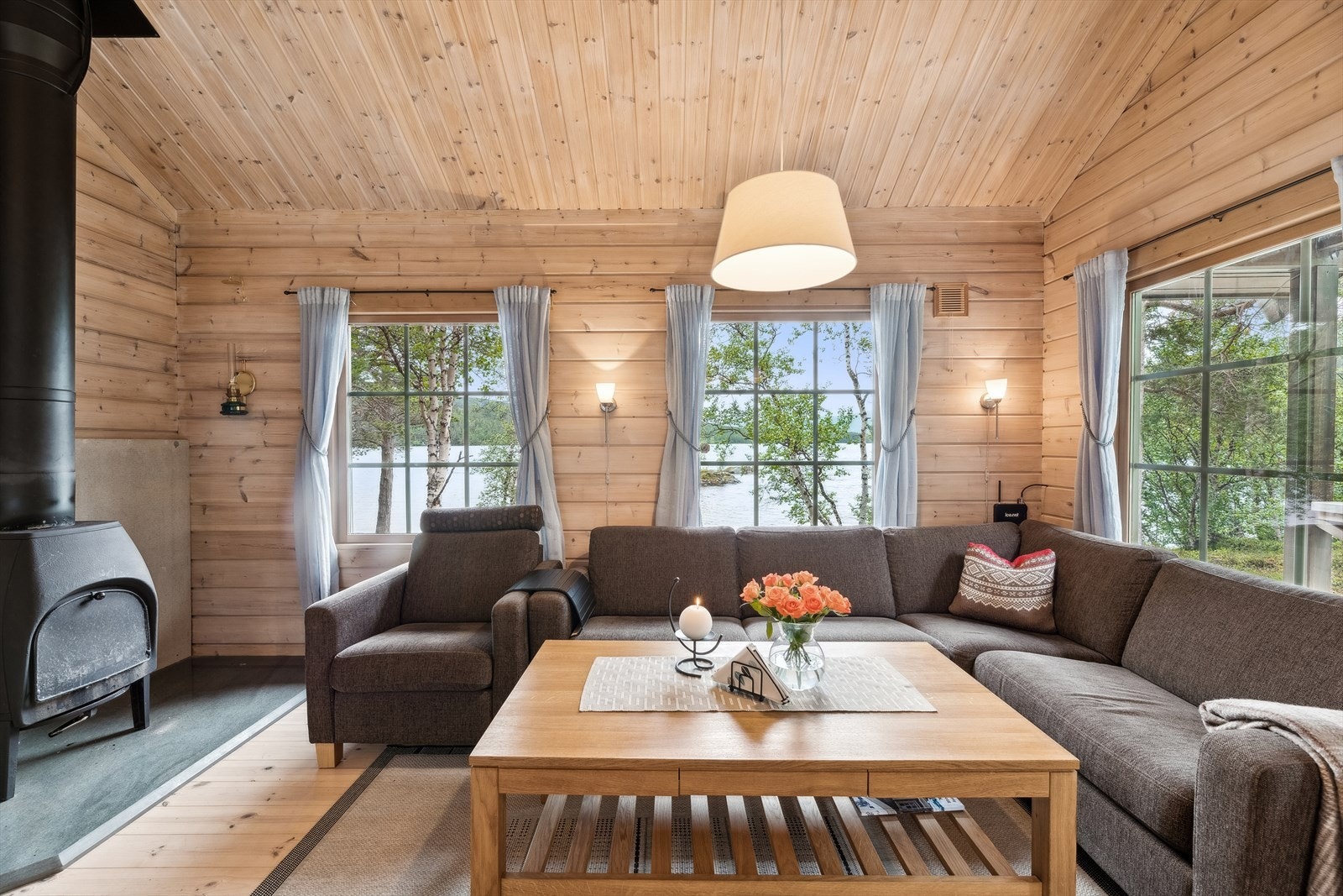 Godt med naturlig lysinnslipp gjennom de mange vinduene i rommet. Galleribilde