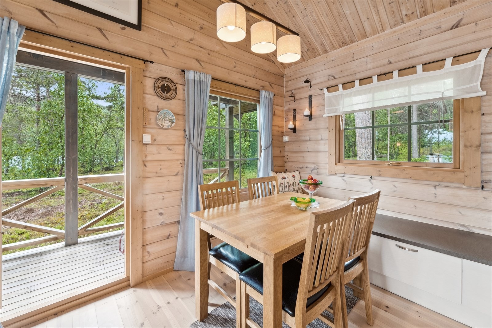 Praktisk sittebenk med skuffer under for ekstra oppbevaring - en smart løsning! Galleribilde