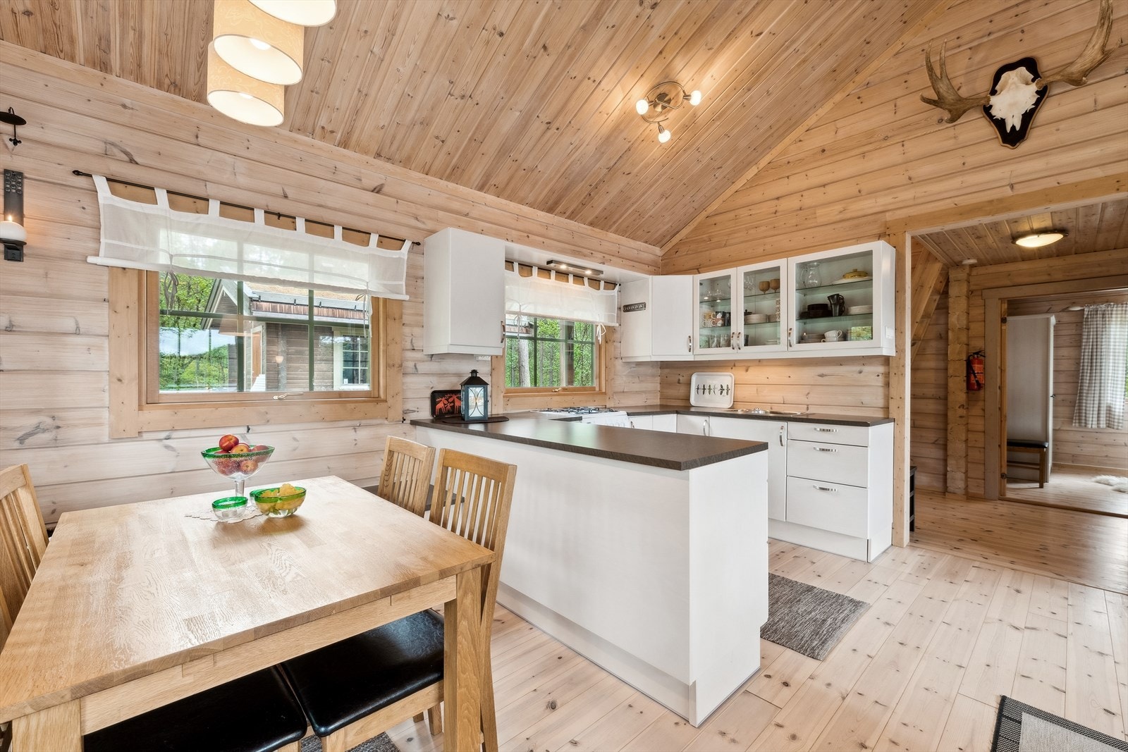 Kjøkkenet har innredning fra HTH med hvite fronter og laminert benkeplate. Galleribilde