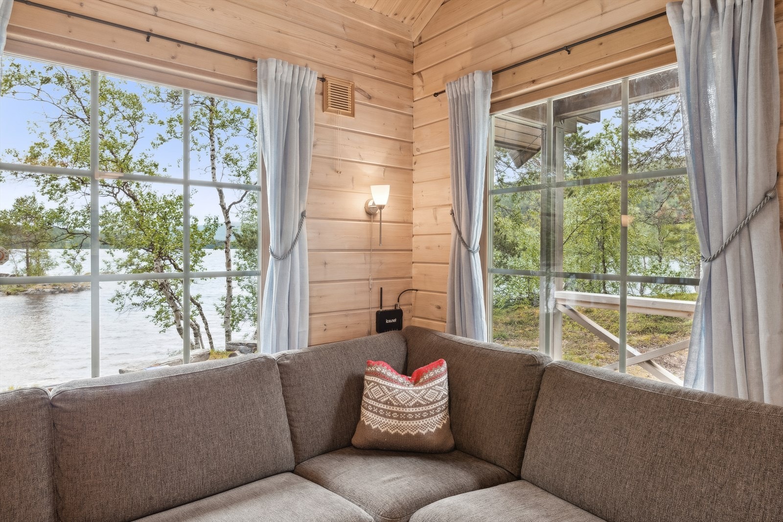 De store vindusflatene gjør også at den fantastiske utsikten mot Storvannet virkelig kan nytes til det fulle! Galleribilde