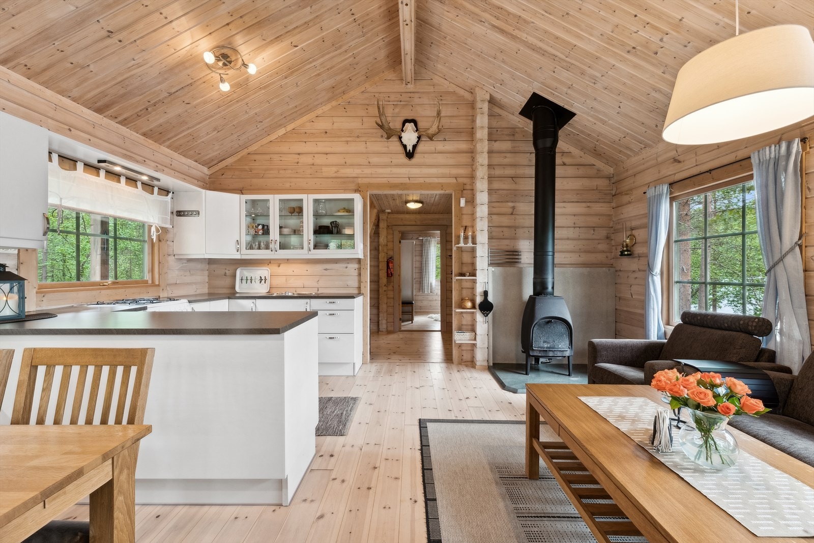 Stue og kjøkken ligger i åpen planløsning og utgjør et sosialt allrom. Galleribilde