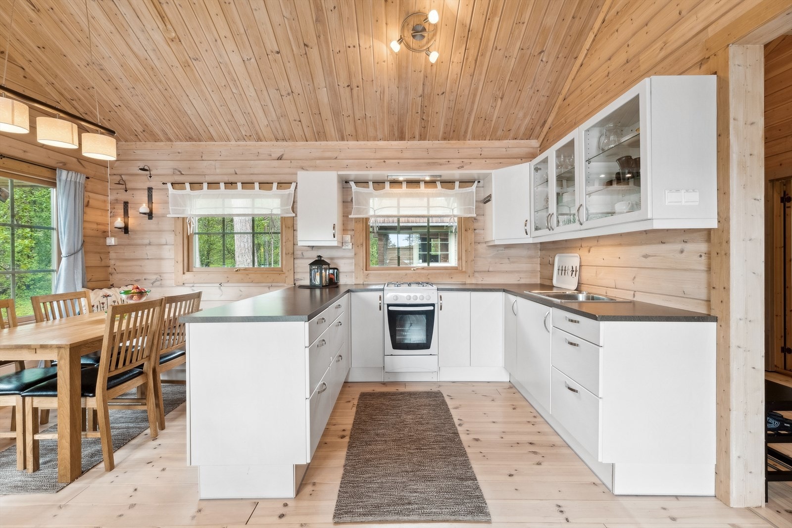 Innredningen er montert i U-form, noe som gir en optimal plassutnyttelse og samtidig godt med skap- og benkeplass. Galleribilde