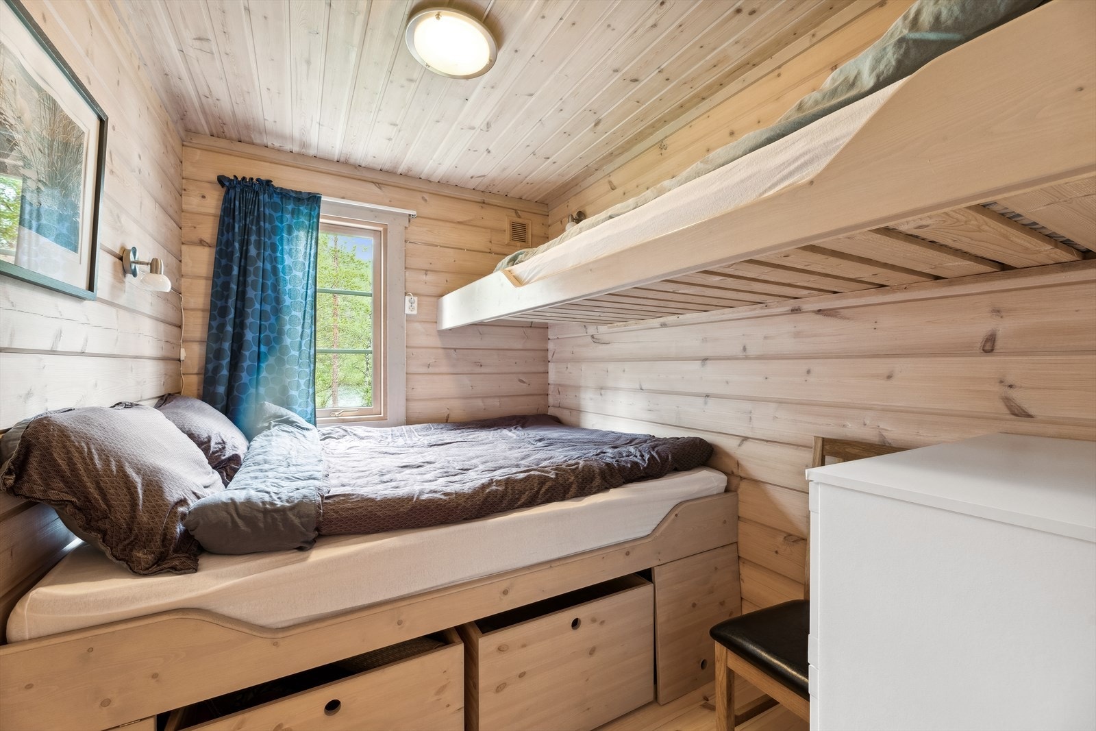 På soverom 2 er det fastmonterte senger (dobbelseng samt enkeltseng). Galleribilde