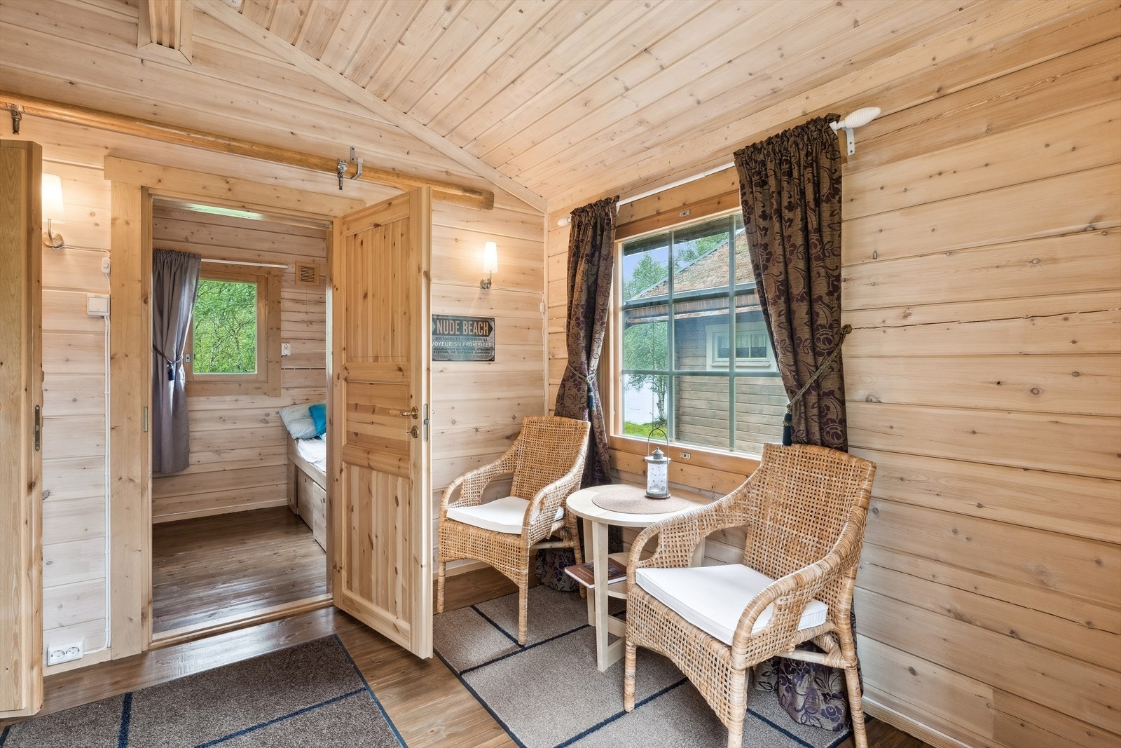 Annekset inneholder stue/for-rom, wc-rom, arbeidsrom og badstue. Galleribilde