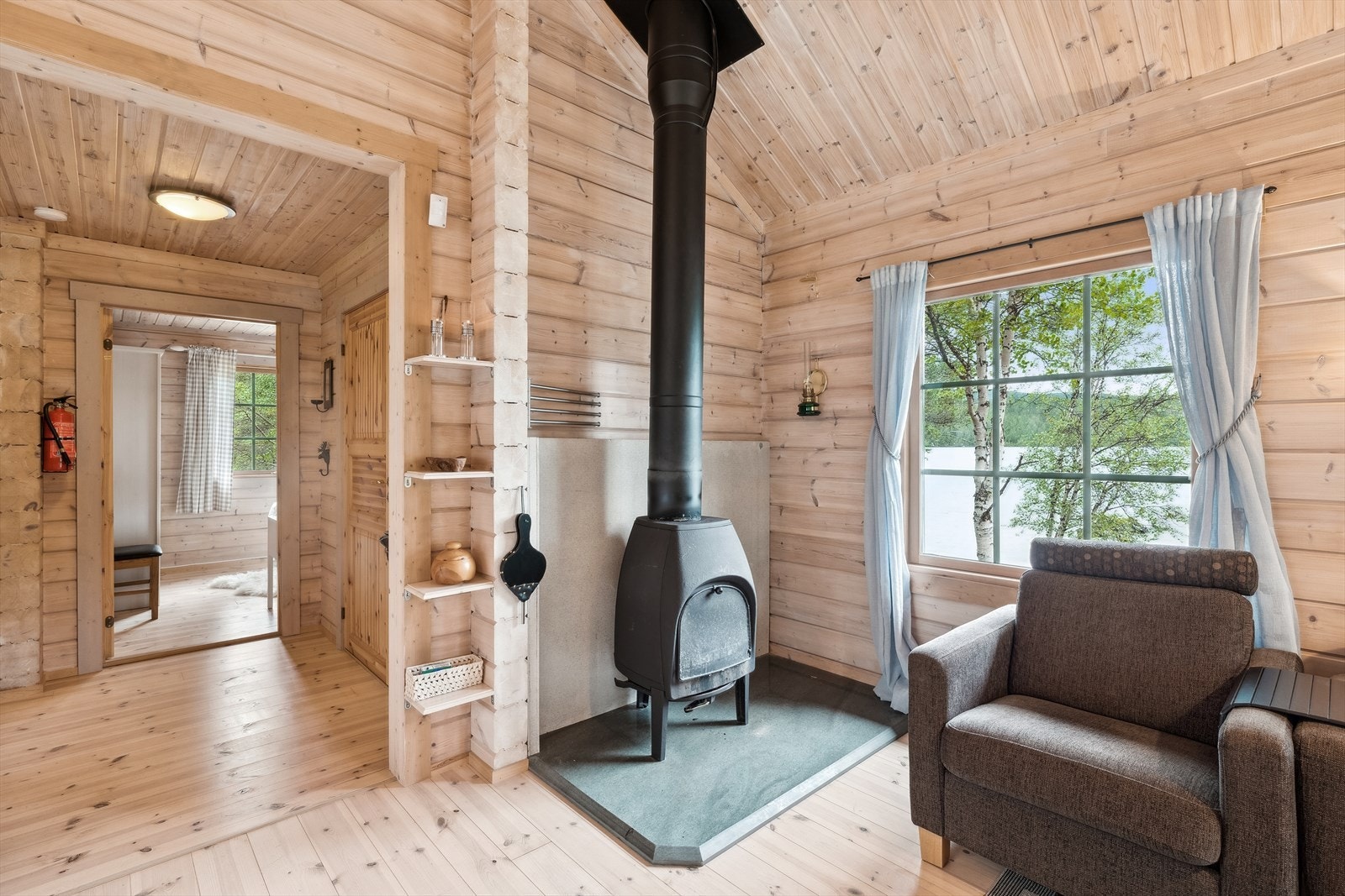 Med fyr i vedovnen tilføres den lune, gode varmen på kjøligere dager. Galleribilde