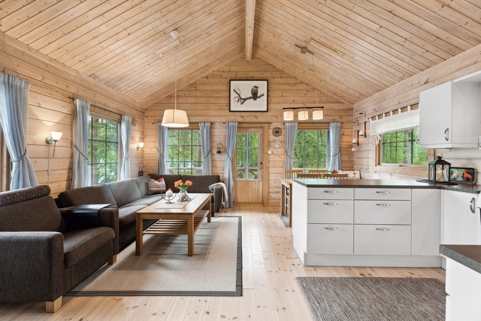 Den høye himlingen gir en ekstra god romfølelse. Galleribilde