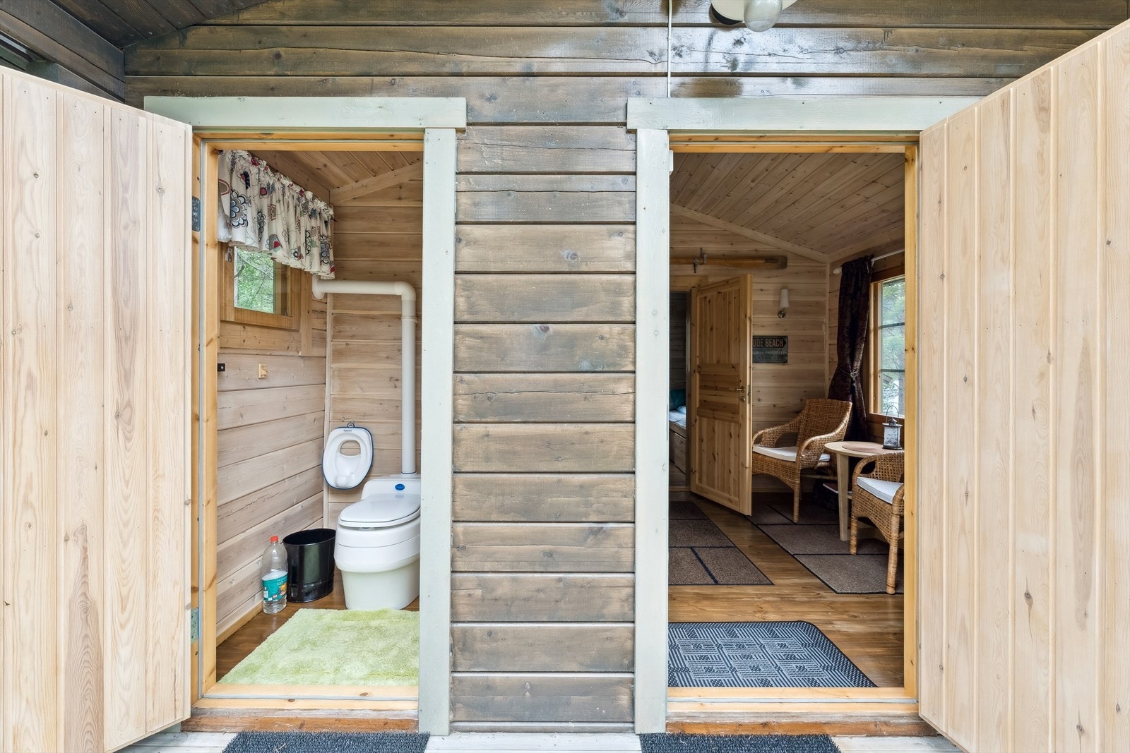 Frittliggende anneks i samme stil som hytta. Galleribilde