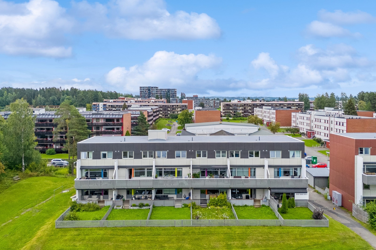 Boligen ligger i et barnevennlig område med bilfri vei til Prestrud barneskole, flere barnehager samt det populære og mye brukte fotballanlegget på Prestrudbana Galleribilde