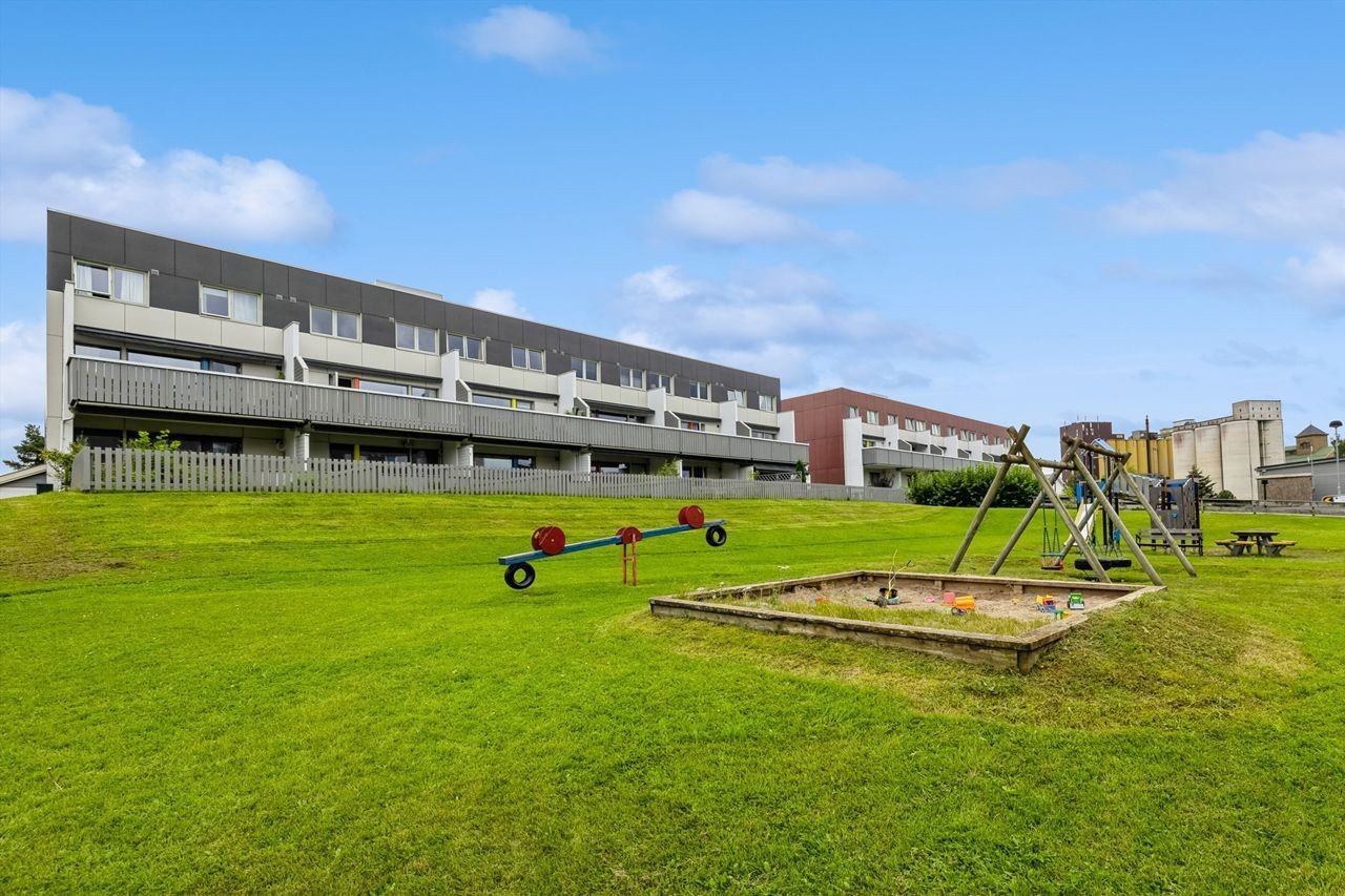 Trivelig fellesområde med sitteplass og lekeapparater Galleribilde