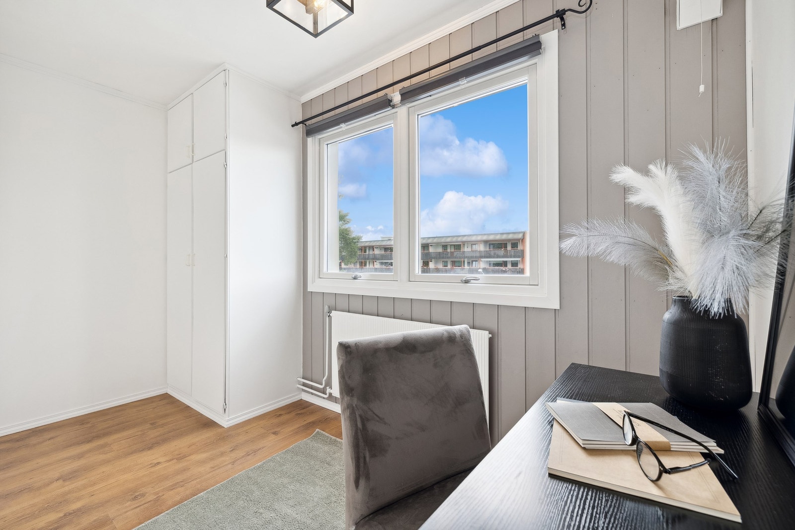 Soverom 2 har plassbygget garderobeskap Galleribilde