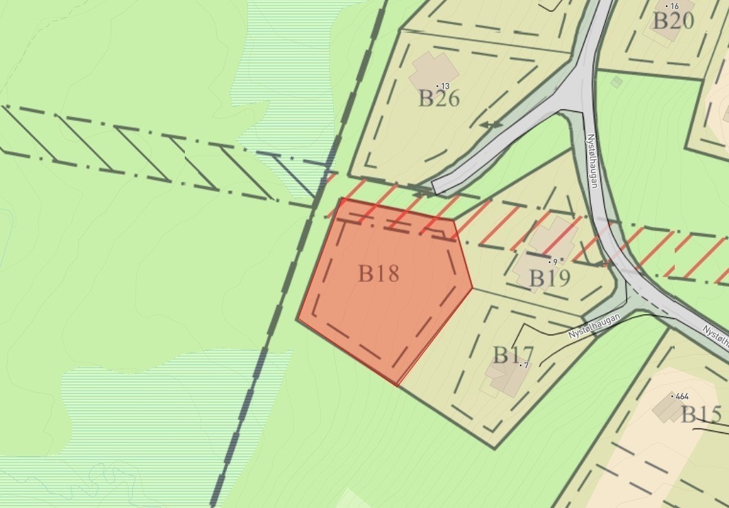 Legg merke til det store friområdet i syd og vest. NB! de stiplete linjene ved siden av tomten er gamle strømlinjer som nå er lagt under bakken Galleribilde