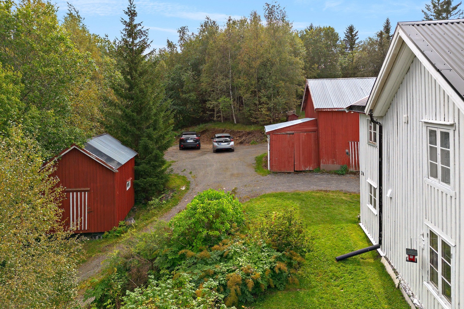 Bred gårdsplass - Det er også gode parkerings/lagringsmuligheter på baksiden av uthuset. Galleribilde