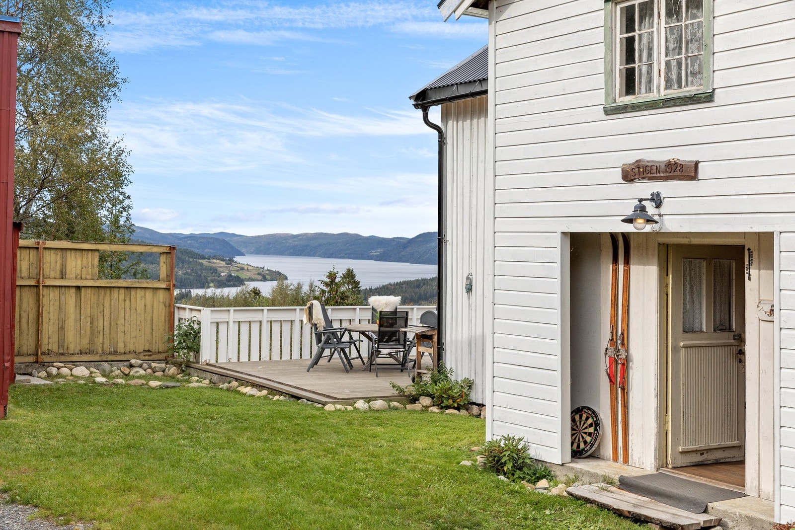 Eiendommen ligger fritt og helt uforstyrret til på en høyde med fantastisk utsyn og svært gode solforhold. Galleribilde